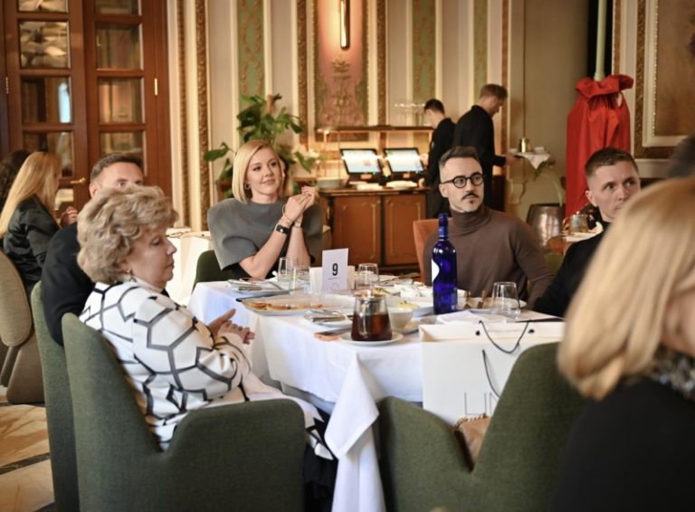 «Каждый из нас рискует оказаться невостребованным»: продюсер Дарья Кузнецова собрала авторов на дискуссию об ИИ