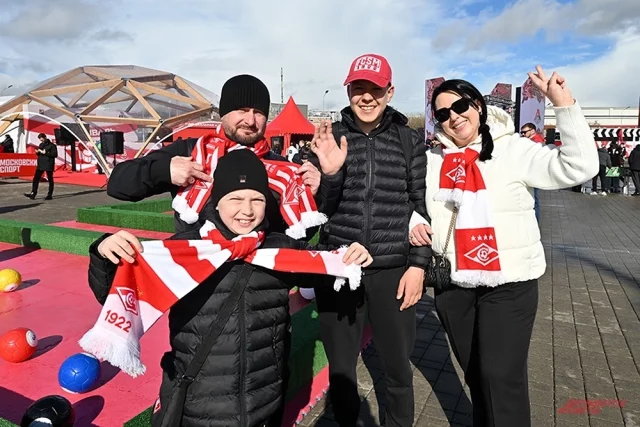 Павлюченко и Сенников накормили москвичей пловом на «Фестивале болельщиков»