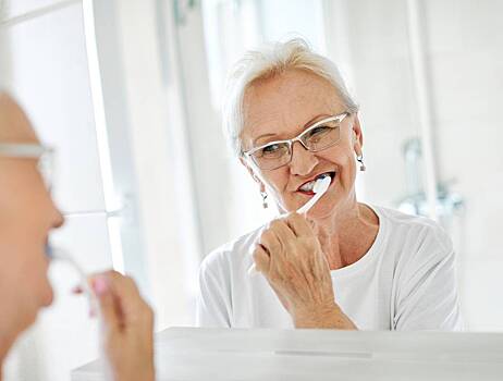 Как чистка зубов помогает защититься от деменции