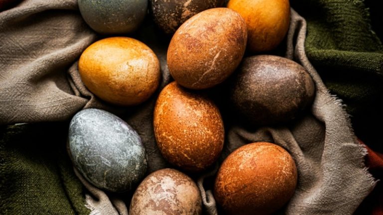 Шеф-повар рассказал, чем покрасить пасхальные яйца, помимо луковой шелухи