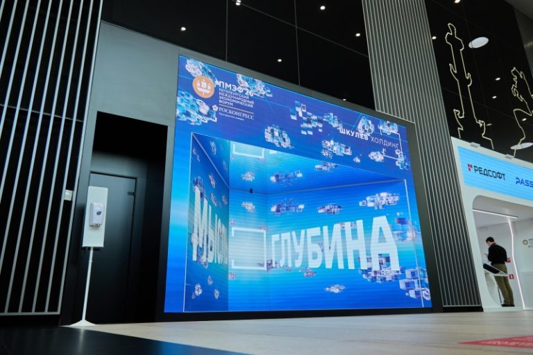 Шкулев Холдинг представил на ПМЭФ 2026 интерактивную медиаинсталляцию о силе слова и цифровых технологиях