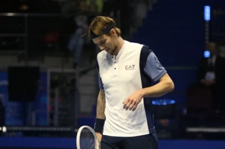 Бублик в шутку отдал ракетку бол-бою во время финала турнира ATP