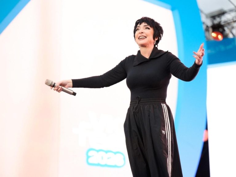 «Я к вам вышла, как Московский пенсионный фонд»: Лолита дала жару на VK Fest
