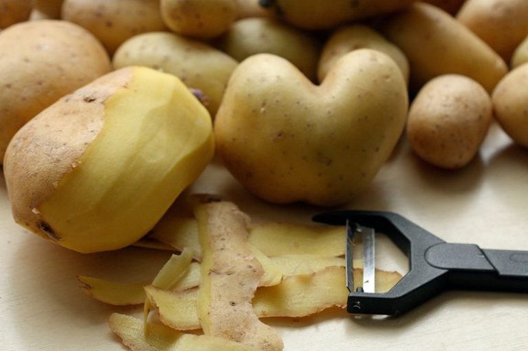 Врач рассказала, кому нельзя есть молодой картофель